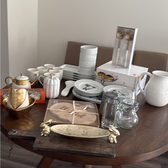Household items - Picture 1 of 2